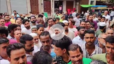 जलेसर: कस्बा जलेसर के पीतल कारोबारीयों ने GST विभाग की छापेमारी से परेशान होकर एसडीएम एवं विधायक को ज्ञापन सौंपा