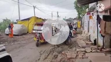 खुरई: सीवर लाइन की खुदाई के कारण जनता त्रस्त,पॉलीटेक्निक रोड पर तालाब के पास कीचड़ में फंसे वाहन,घंटे रहा लगा जाम #jansamasya