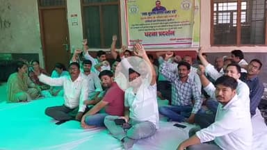 पूरनपुर: तहसील परिसर में उत्तर प्रदेश लेखपाल संघ ने हापुड़ में लेखपाल की मौत को लेकर धरना प्रदर्शन कर ज्ञापन सौंपने की मांग की