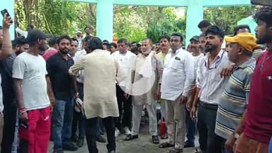 कोल: बर्खास्त सफाई कर्मियों ने बहाल करने और दर्ज मुकदमे खत्म करने की मांग को लेकर ननि में किया प्रदर्शन