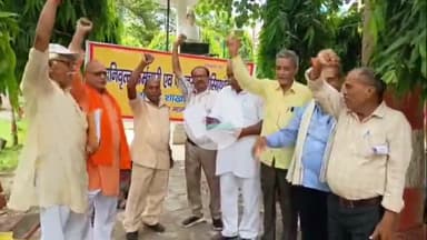 बरेली: सेवानिवृत्त कर्मचारियों ने कलेक्ट्रेट तक निकाली रैली, सिटी मजिस्ट्रेट को सौंपा सात सूत्रीय ज्ञापन