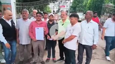 बरेली: विवादित गीत मामले में शिक्षक पर दर्ज एफआईआर निरस्त करने की मांग, पीयूसीएम के पदाधिकारियों ने डीएम को ज्ञापन दिया