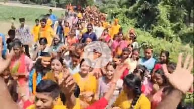 मोतिहारी: हरसिद्धि के पकड़िया गांव स्थित राधे कृष्ण मंदिर में मूर्ति प्राण प्रतिष्ठा को लेकर निकाली गई कलश शोभायात्रा