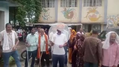 गोपद बनास: ग्राम कुचवाही में ओवरब्रिज में पिलर की मांग को लेकर ग्रामीणों ने कलेक्टर को दिया आवेदन