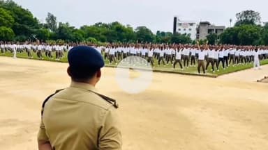 जौनपुर: पुलिस लाइन में जवानों ने शारीरिक और मानसिक फिटनेस के लिए लगाई दौड़, परेड ग्राउंड में अपर पुलिस अधीक्षक नगर ने ली सलामी