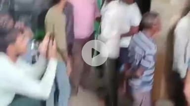 सीतापुर: भुडकुडा ग्राम पंचायत में खाद को लेकर परेशान किसानों की सैकड़ों की तादाद में लाइन, खाद की दुकान पर मजबूर