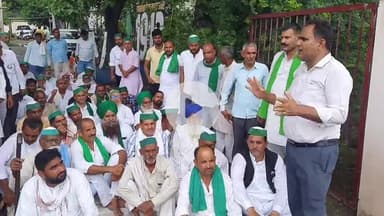 रामपुर: मंगलवार को सिविल लाइन क्षेत्र स्थित बिजली विभाग के अधीक्षण अभियंता कार्यालय पर भाकियू टिकैत ने किया धरना प्रदर्शन