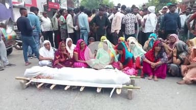 कोल: सासनी गेट पर सड़क हादसे में एक व्यक्ति की मौत, परिजनों ने शव रखकर लगाया जाम, भारी पुलिस बल तैनात