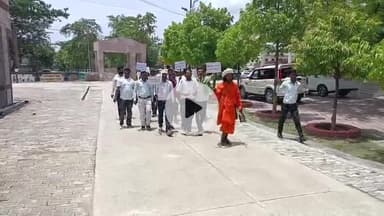 मंझनपुर: पांच हजार स्कूल बंद करने के फैसले पर भड़का जनाक्रोश, मंझनपुर कलेक्ट्रेट में प्रदर्शन कर राज्यपाल को भेजा ज्ञापन