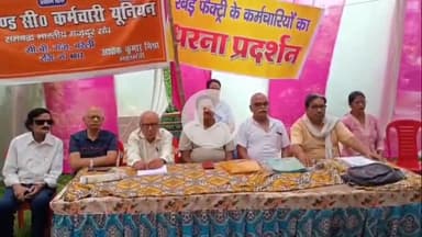 बरेली: सेठ दामोदर स्वरूप पार्क में रबड़ फैक्ट्री के पूर्व कर्मचारियों ने मुआवजे की मांग को लेकर किया प्रदर्शन