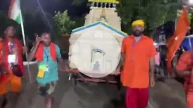 असरगंज: कच्ची कांवरिया पथ असरगंज के रास्ते केदारनाथ की झांकी लेकर देवघर जा रहे कांवड़ियां