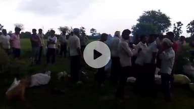 बीना: ग्राम उमरिया के मुक्तिधाम में टीन शेड न होने से बारिश में तिरपाल के सहारे हुआ दाह संस्कार