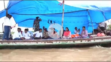 मतदाता सूची पुनरीक्षण कार्य का भौतिक निरीक्षण के लिए पहले नाव फिर ट्रैक्टर पर सवार होकर जिलाधिकारी श्रीमती बर्षा सिंह