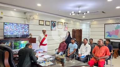 कोडरमा: समाहरणालय में उपायुक्त के जनता दरबार में ज़मीन पर दबंगों द्वारा कब्ज़े समेत कई मामले आए