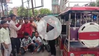 फिरोज़ाबाद: शहर में चलने वाले ई-रिक्शा चालकों ने गांधी पार्क परिसर में की हड़ताल