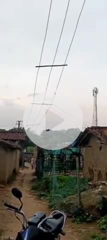 इचाक: देवकुली पंचायत में बिजली विभाग की लापरवाही, सड़कों पर लटक रहा तार, ग्रामीणों में दहशत