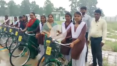 इचाक: डाढा के मॉडल विद्यालय में आठवीं कक्षा के छात्र-छात्राओं को साइकिल का वितरण
