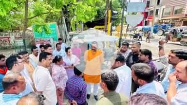 महापौर ने लोक निर्माण विभाग के मुख्य अभियंता के साथ रवींद्र पुरी मार्ग का किया निरीक्षण