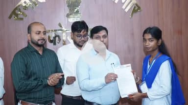 कोडरमा: विश्व युवा कौशल दिवस पर उपायुक्त ने चयनित अभ्यर्थियों को ऑफर लेटर और सिलाई मशीनें वितरित कीं