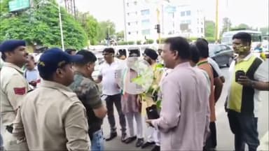 कनाड़िया: भाजपा कार्यालय जा रहे कांग्रेसियों को पुलिस ने रोका, भाजपा नेताओं को पौधे भेंट करने जा रहे थे कांग्रेसी
