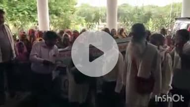 श्योपुर: स्वसहायता समूह की महिलाओं का कलेक्ट्रेट पर प्रदर्शन, केन्द्रीयकृत किचन प्रणाली का किया विरोध