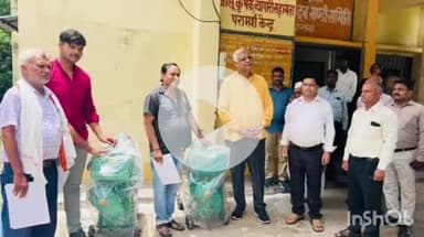 एत्मादपुर: मंडी समिति में मुख्यमंत्री कृषक उपहार योजना के अंतर्गत विधायक ने विजेता कृषकों को प्रदान किए उपकरण और प्रशस्ति पत्र