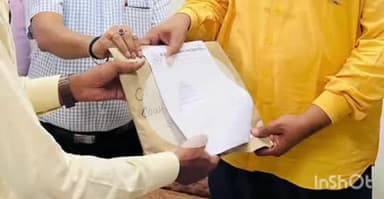 एत्मादपुर: डॉ भीमराव अंबेडकर विश्वविद्यालय के छलेसर परिसर में विधायक ने बीए, बीएससी, बीसीए के छात्रों को बांटी अंक तालिका