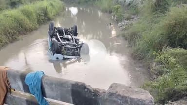 मोतिहारी: जिले के सटहां गांव के समीप बीस आरडी पुल से नीचे नहर के पानी में परवल लदे एक पिकअप पलट गया