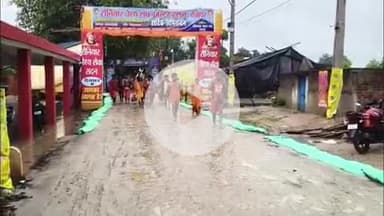 देवघर: कोलकाता से 30 सदस्यों का दल 80 किलो का कांवर लेकर देवघर बैधनाथ धाम पहुंचा