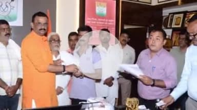 मैदागिन शॉपिंग काम्पलेक्स के 32 दुकानदारों को महापौर ने सौंपी दुकानों की चाबी