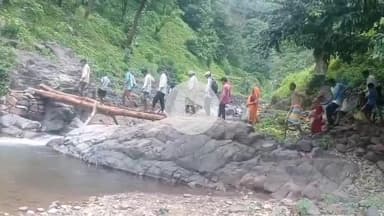 अक्कलकुवा: पिंपळखुटा ते मोठातोलवा पाडापर्यंत ४ किमी चा रस्ता मंजूर असूनही बनला नाही, ग्रामस्थांचा धोकेदायक प्रवास सुरूच