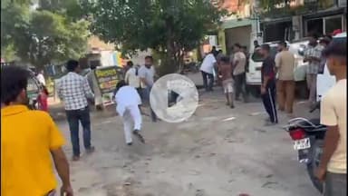 ठाकुरद्वारा: तिकोनिया चौराहे पर बीजेपी ब्लॉक प्रमुख पति की दबंगई कैमरे में कैद, ज़मीन के पैसे के विवाद में युवक को सरेआम पीटा