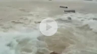 देवघर: लगातार बारिश से पुनासी डैम का स्पील्वे टूटा