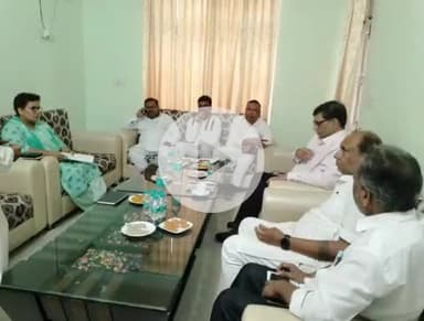 बीसलपुर: डीएम ने जनप्रतिनिधियों की समस्याएं जानने के लिए पीडब्ल्यूडी गेस्ट हाउस में की बैठक