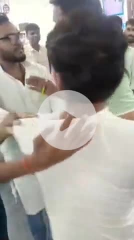 मुंगेर: सदर अस्पताल में नशे में घूम रहे सुरक्षा गार्ड को युवा जिला अध्यक्ष ने लगाई फटकार