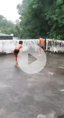 बरसात में पानी में बचपन अलग ही मस्ती श्योपुर घर पर बच्चों का वर्षा संवाद