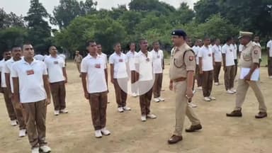 नवाबगंज: पुलिस लाइन स्थित परेड ग्राउंड में एएसपी ने परेड की सलामी लेने के बाद परेड व पुलिस लाइन का किया निरीक्षण, दिए निर्देश