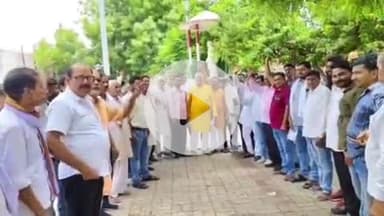 सुल्तानपुर: जिले में राशन विक्रेताओं ने कमीशन बढ़ाने व डोर स्टेप डिलीवरी की मांग को लेकर किया प्रदर्शन, वितरण रोकने की दी चेतावनी