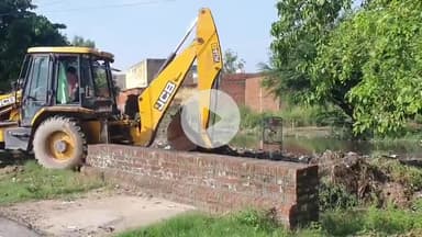 रामपुर: बरसात के मौसम में जल भराव की समस्या से निपटने के लिए नगर पालिका ने अजीतपुर क्षेत्र में भेजी एक जेसीबी