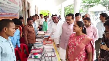 मंझनपुर: विश्व युवा कौशल दिवस पर युवाओं को मिला रोजगार का तोहफा, 11 सेवायोजित अभ्यर्थियों को मंझनपुर कलेक्ट्रेट में सम्मानित किया गया