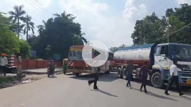 रामपुर: PWD गेस्ट हाउस के ठीक सामने रोडवेज और टैंकर के बीच हुई भिड़ंत, यातायात पुलिस अधिकारियों ने कराया सुलह समझौता