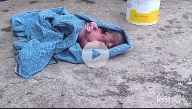 రఘునాథపల్లె: ఖిలాషాపురం లో రోడ్డు పై పసికందును వదిలి వెల్లిన గుర్తుతెలియని మహిళ.
అప్పుడే పుట్టిన మగ శిశువు ను గుర్తించిన స్తానికులు.