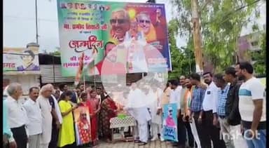 प्रतापगढ़: सिविल लाइन स्थित कांग्रेस कार्यालय में राज्यसभा में विपक्ष के उप नेता सांसद प्रमोद तिवारी के जन्मदिवस पर काटा गया केक