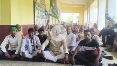 जलेसर: किसानों की विभिन्न समस्याओं को लेकर भाकियू भानू के पदाधिकारी और कार्यकर्ताओं ने तहसील जलेसर परिसर में किया धरना प्रदर्शन