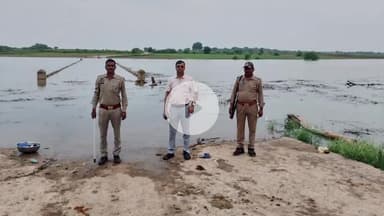 कालपी: कालपी में यमुना नदी किनारे नून नदी पर मंगरौल पड़री मार्ग पुलिया जलमग्न, मार्ग प्रभावित, नाव की व्यवस्था कराई गई