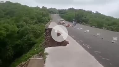 मारवाड़ जंक्शन: #jansamasya मारवाड़जंक्शन अरावली के करमाल निकट 10 करोड़ की लागत से बनी सड़क टूटी ग्रामीणों ने जताया आक्रोश