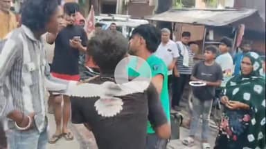 हसनपुर: हसनपुर नगर के बस अड्डे पर बीच सड़क पर फिल्मी स्टाइल में युवकों के दो गुटों के बीच हुई मारपीट, वीडियो हुआ वायरल