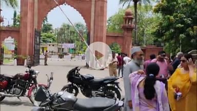 कोल: एएमयू में छात्रों का हंगामा, लीनियर अल्जेब्रा में फेल होने पर रीचेकिंग की मांग