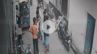 कोल: अलीगढ़ में दबंगों का आतंक, युवक पर ब्लेड से हमला, हमलावर CCTV में कैद हुए