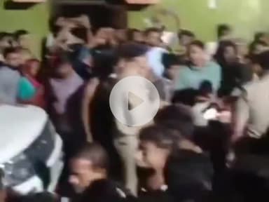 हसनपुर: हसनपुर के गांव मनौटा में चोर समझकर ग्रामीणों ने दो लोगों को पकड़ा, जमकर की धुनाई